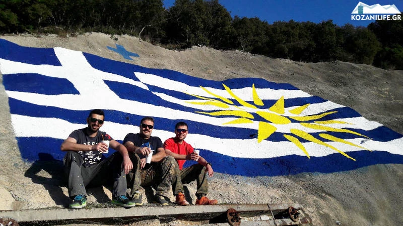 Έβαλαν την Ελληνική σημαία με τον Ήλιο της Βεργίνας πάνω από τούνελ της Εγνατίας Οδού